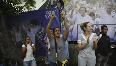 Las protestas se extienden por Venezuela mientras Maduro denuncia un intento de 'golpe de Estado'
