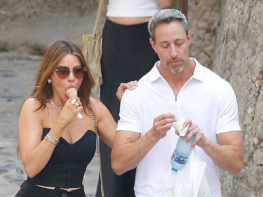 Sofia Vergara and boyfriend Justin Saliman in South of France