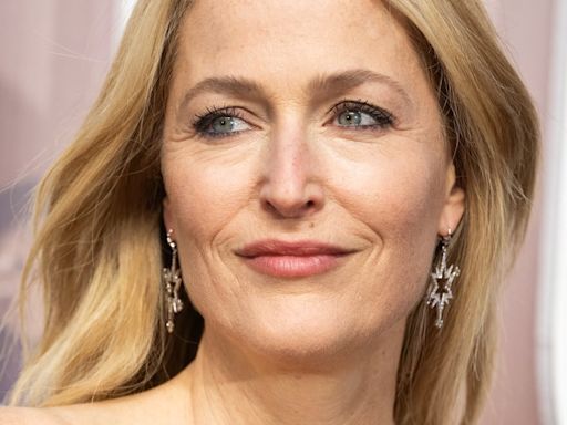 Gillian Anderson recopila cientos de fantasías sexuales (incluida la suya) para su nuevo libro: “Pensé que habría menos vergüenza”