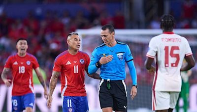 “Nos siguen cag...”: Gary Medel explota por el arbitraje de Wilmar Roldán - La Tercera