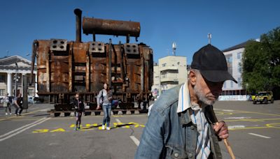 Exhiben transformador calcinado en plaza de Kiev en inusual exposición sobre la guerra en Ucrania