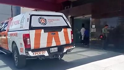 Mujer se accidenta en baño en hotel; puerta de vidrio le lesiona pies y manos