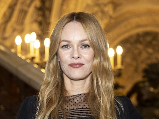 PHOTOS Vanessa Paradis retrouve une célèbre ex de son mari Samuel Benchetrit au défilé Chanel, les 2 actrices rivalisent d'élégance