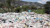 ¡Lamentables imágenes! ‘Nace’ un río de basura a cielo abierto en Oaxaca