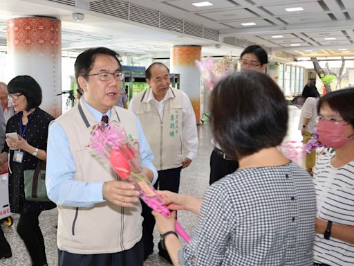 黃偉哲贈送火鶴花 提前祝福全市媽媽母親節快樂 | 蕃新聞