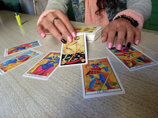 Tarot Symbols & Their Meanings: How to Interpret Tarot Cards
