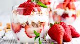 Cómo hacer parfait de yogur y fresas: una receta saludable y deliciosa ideal para el verano