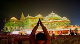 Los hindúes abarrotan el templo de Rama en Ayodhya en su apertura al público