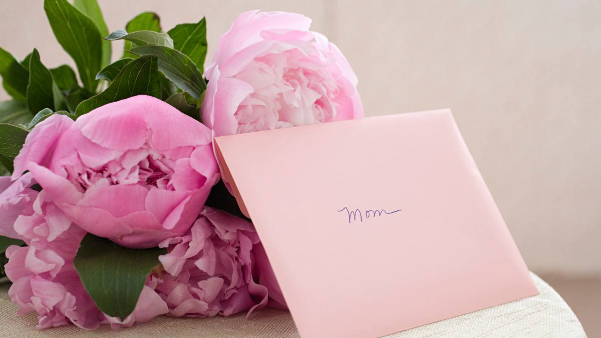 Don't Know What to Write in a Mother's Day Card? 5 Options That'll Make Your Mom Smile