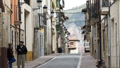 Queman varias banderas en el Ayuntamiento de Treviño, Burgos, y colocan la ikurriña