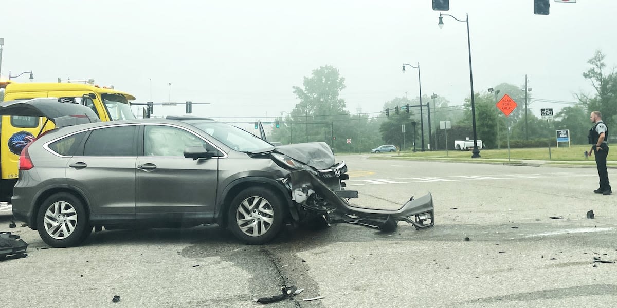 Crash causes unknown injuries on Jones Street in Augusta