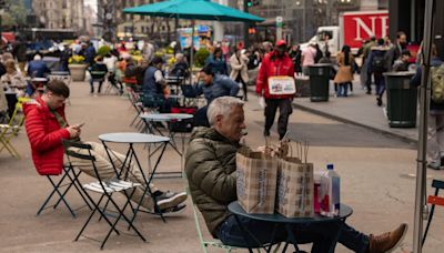 Ventas minoristas en EE.UU., excluyendo autos, registran mayor aumento en tres meses