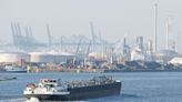 Antwerp port closes a dock and a lock due to oil spill