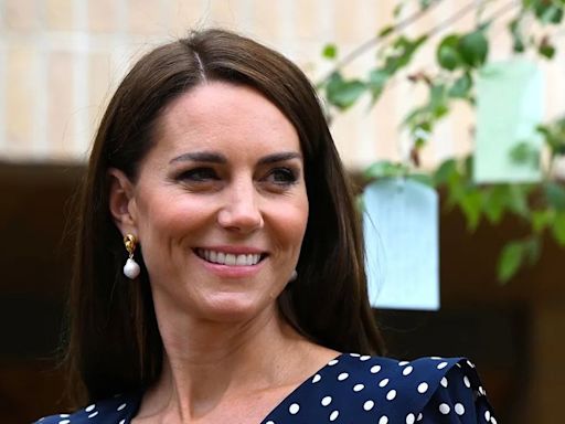 Kate Middleton faz rara aparição com anel que ganhou de príncipe William quando namoravam