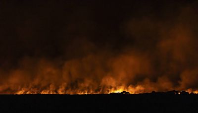 Incêndio atinge área de encosta em Corumbá (MS), no pantanal