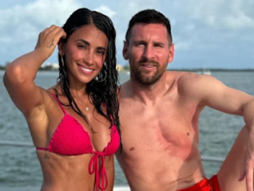 Antonela Rocuzzo y Leo Messi posaron desde un yate con microbikini colaless fucsia y short total rojo: "La familia real"
