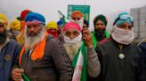 Muere manifestante mientras miles de agricultores de la India reanudan marcha hacia Nueva Delhi