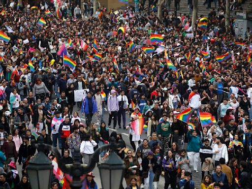 Marcha del Orgullo 2024: revisa los desvíos del tránsito y cortes de calles en el centro de Santiago - La Tercera