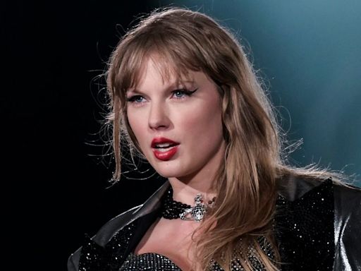 Taylor Swift Reunites with Her Cats Co-Star on the Eras Tour