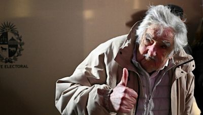 Mujica vive "momento más difícil" de terapia por cáncer, afirma su esposa