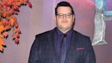 Josh Gad se retira de obra por emergencia médica