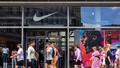Nike Falls Most Since 2001 on Weaker Full-Year Outlook