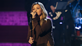 Kelly Clarkson Stuns Fans With Barefoot Cover of Indie Ballad: ‘The Range’