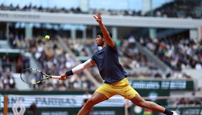 Alcaraz pasa a cuartos en Roland Garros por la mano