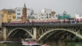 Sevilla se viste de rojiblanco ante el asombro del propio presidente del Athletic