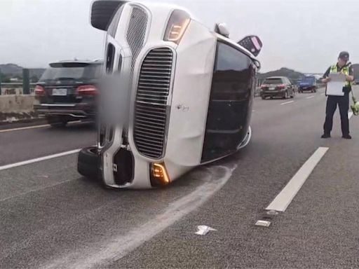 千萬邁巴赫國道被撞翻！ 聯結車變換車道肇逃恐賠天價