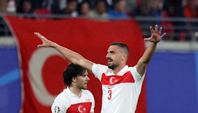 Demiral y Güler clasifican a Turquía y se medirán en cuartos a Países Bajos