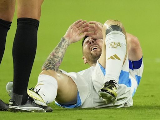 Lionel Messi sufre lesión ligamentaria del tobillo derecho y se desconoce cuándo volverá a jugar - El Diario NY