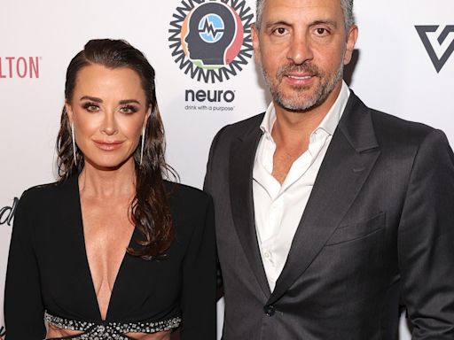 RHOBH's Kyle Richards Seemingly Reacts to Mauricio Umansky Kissing New Woman - E! Online