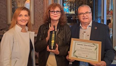La actriz Susan Sarandon se compromete a visitar la provincia de Jaén tras recibir el galardón 'Olivo Solidario' de Carboneros