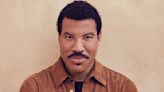 Lionel Richie on How He Covers When He Forgets the Lyrics on Stage