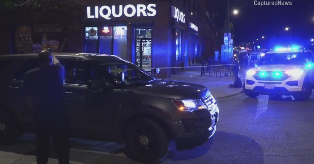 Employee hurt in shootout with would-be robbers at Chicago liquor store