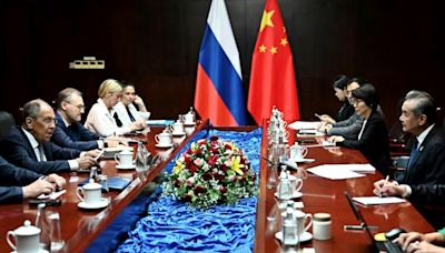 Los cancilleres de China y Rusia se reúnen al margen de encuentro ministerial en Laos