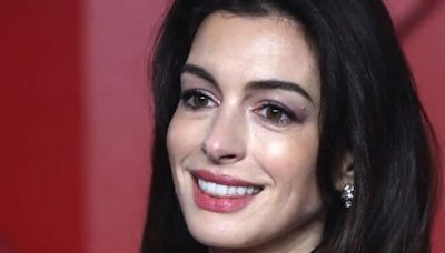 Piccola gaffe di Anne Hathaway, grazie Valentino e... Pasolini