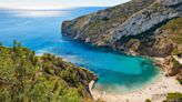 La impresionante ruta de Alicante que atraviesa acantilados, un castillo y descubre una de sus playas más bonitas