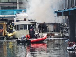 Seattle Fire responds to two houseboat fire in Westlake