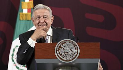 De jingles pegajosos a las mañaneras de AMLO: el romance surrealista entre la política mexicana y los medios masivos