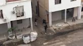 Pánico y tensión: mujeres y niños quedaron en medio de una feroz balacera por una pelea entre narcos en el Barrio 20 de Villa Lugano