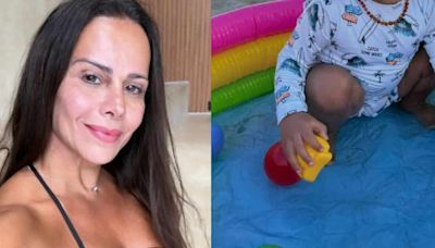 Viviane Araújo ignora polêmicas e curte praia com o filho: 'Lindo demais'