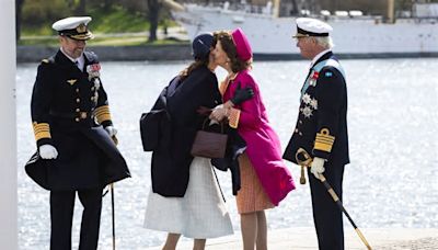 Mary y Federico de Dinamarca inician en Suecia su primer viaje de Estado como reyes: un broche especial, un bolso de Loewe y un barco histórico para darles la bienvenida