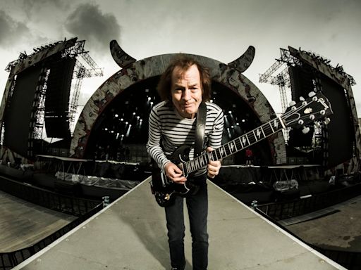 ¿Quién es realmente Angus Young, el único hombre en pie de AC/DC?