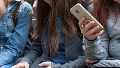 20-somethings share pitfalls of growing up at dawn of smartphones