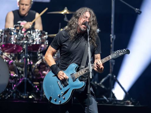 Foo Fighters sell out Dallas tour opener; give shoutouts to Dimebag Darrell, Taylor Hawkins