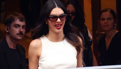 Kendall Jenner Walking Around the Louvre Barefoot Is the Ultimate Power Move