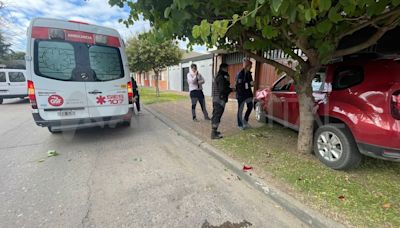 Venían del médico, los atropelló un colectivo, embistieron un auto estacionado y terminaron en la vereda