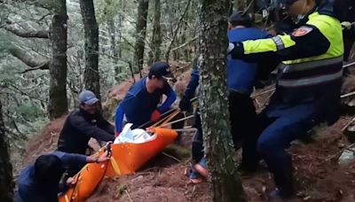 嘉明湖獨攀失聯兩天6旬翁遺體尋獲 向陽警步行4公里運下山 | 蕃新聞